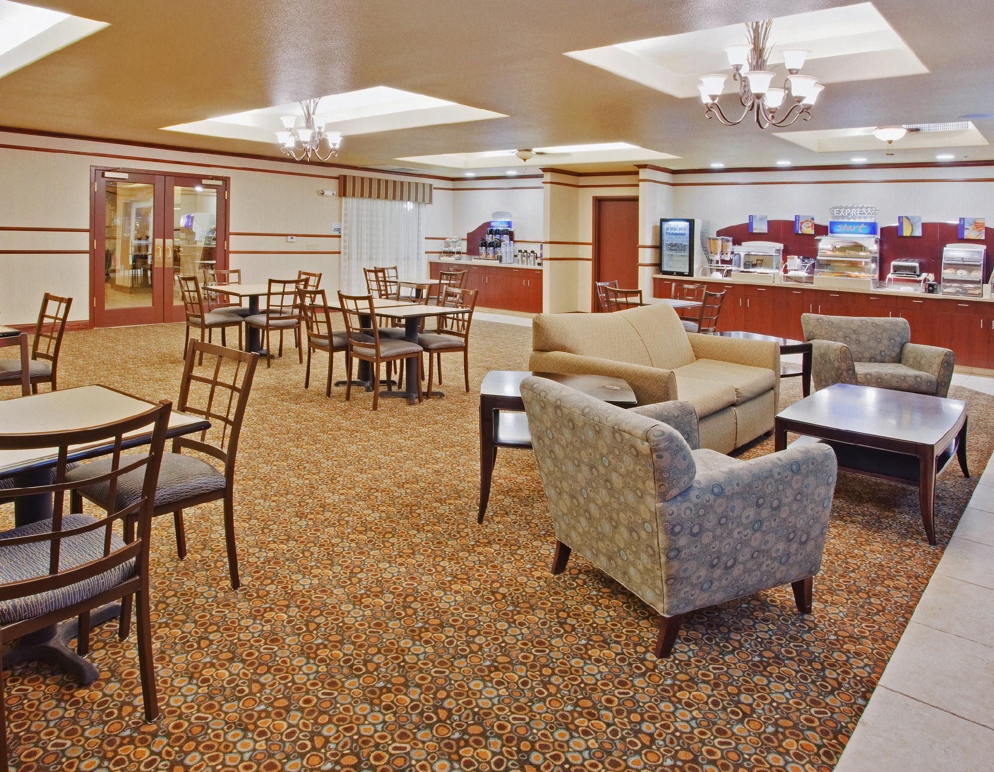 Holiday Inn Express & Suites Dinuba West By Ihg Екстериор снимка