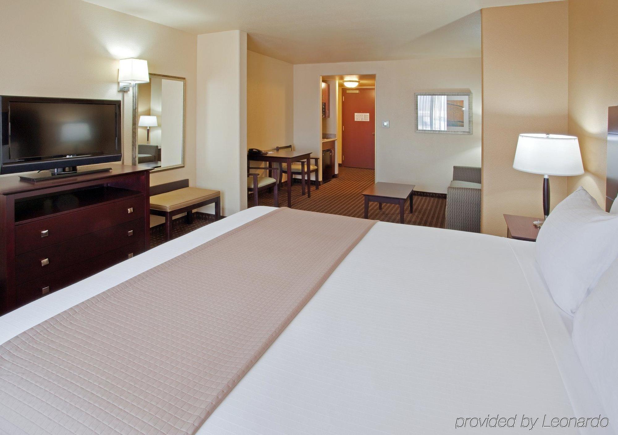 Holiday Inn Express & Suites Dinuba West By Ihg Стая снимка